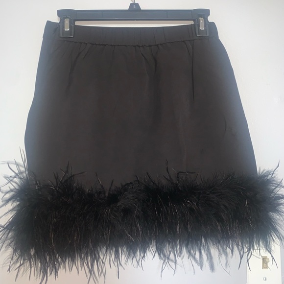 BLACK FEATHER TRIM MINI SKIRT 🖤 - Picture 5 of 6